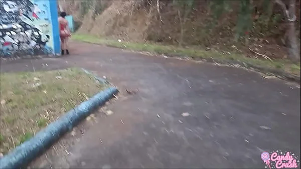 Novinha foi mijar em público e teve que dar uma mamada - Mano Nico