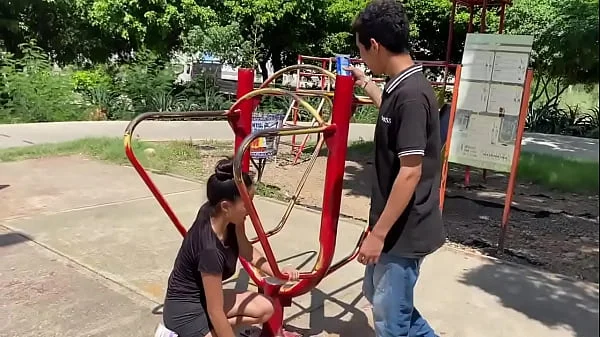 me llevo a casa una CHICA GUAPA del parque y termino follando