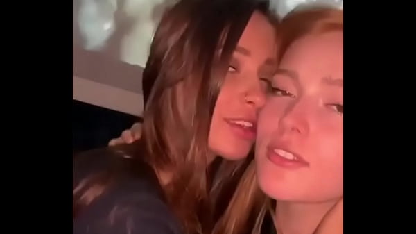 Vazou!! Bella Thorne parabenizando a formanda com beijo sensual
